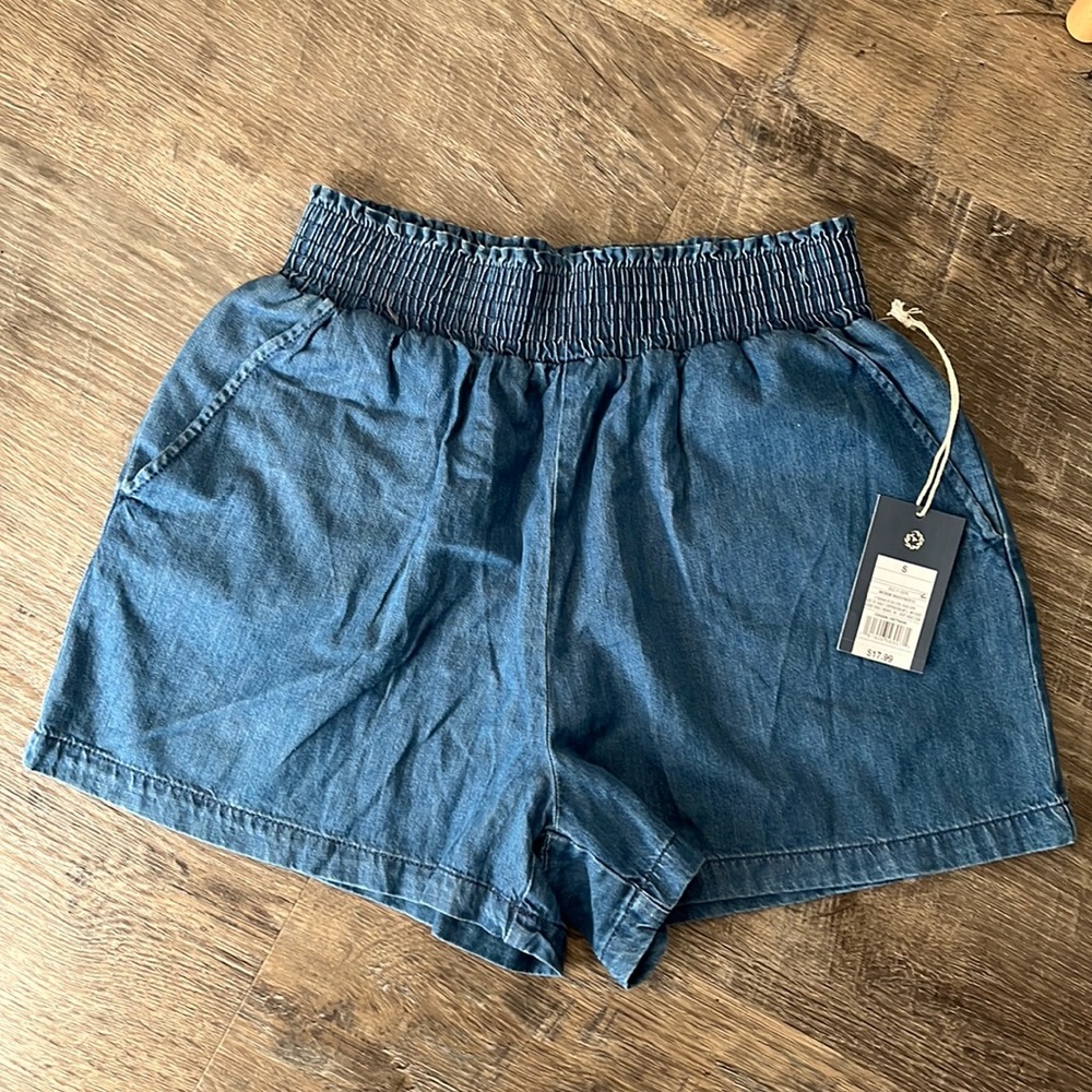 Universal thread, medium wash paper bag shorts, have pockets, size small